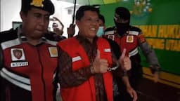 Kepala Inspektorat Lampura Ditahan Terkait Korupsi, Malah Senyum Semringah dan Beri Dua Jempol   