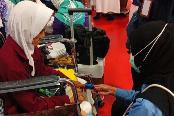 Kepulangan Jemaah Haji, Tim Medis Standby Siang Malam di Bandara Jeddah dan Madinah Kepulangan Jemaah Haji, Tim Medis Standby Siang Malam di Bandara Jeddah dan Madinah