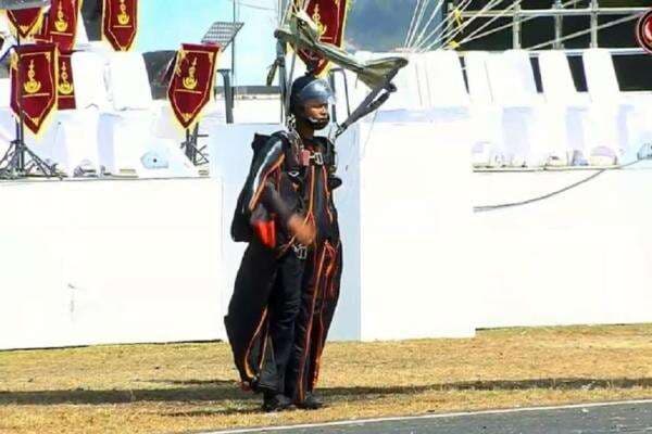 Keren! Penerjun Wingsuit Mendarat Sempurna di Depan Presiden Prabowo Keren! Penerjun Wingsuit Mendarat Sempurna di Depan Presiden Prabowo