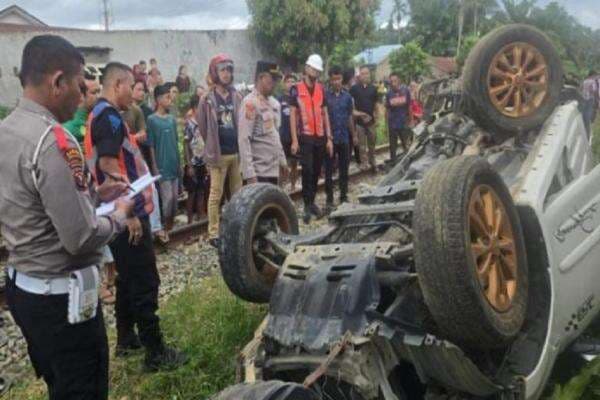 Kereta Api Sri Bilah Tabrak Minibus di Asahan, Satu Keluarga Tewas Kereta Api Sri Bilah Tabrak Minibus di Asahan, Satu Keluarga Tewas