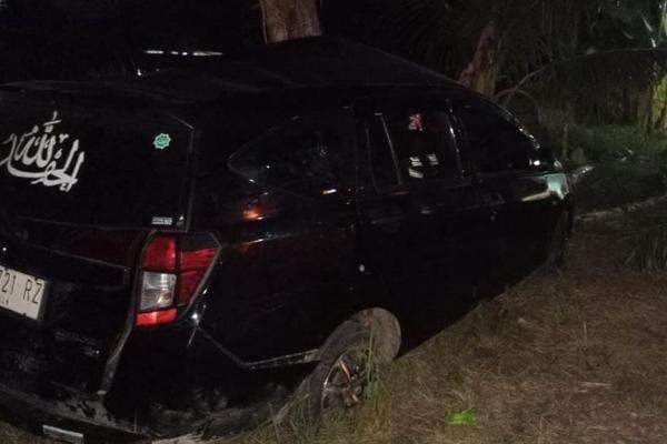 Kereta Pengangkut BBM Tabrak Mobil di Simalungun, 3 Penumpang Tewas dan 7 Luka-luka Kereta Pengangkut BBM Tabrak Mobil di Simalungun, 3 Penumpang Tewas dan 7 Luka-luka