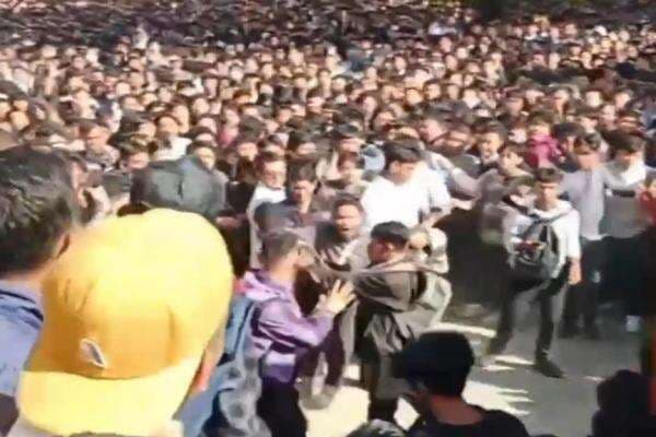 Kericuhan di Job Fair Bekasi Pasti Bisa Expo, Sejumlah Pencari Kerja Pingsan Kericuhan di Job Fair Bekasi Pasti Bisa Expo, Sejumlah Pencari Kerja Pingsan