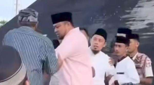 Viral! Panitia dan Jamaah Nyaris Bentrok Jelang Shalat Idul Fitri di Lapangan Karebosi Makassar Viral! Panitia dan Jamaah Nyaris Bentrok Jelang Shalat Idul Fitri di Lapangan Karebosi Makassar