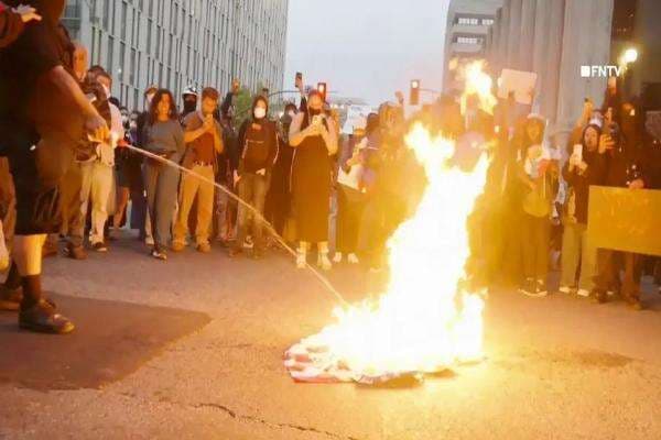 Kerusuhan Los Angeles, Trump Mencap Demonstran Binatang karena Bakar Bendera AS Kerusuhan Los Angeles, Trump Mencap Demonstran Binatang karena Bakar Bendera AS