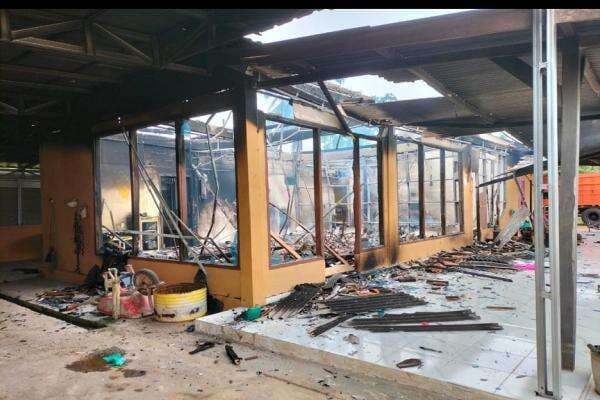 Kerusuhan Pecah di Lampung Tengah, 3 Bangunan dan 15 Kendaraan Dirusak Massa Kerusuhan Pecah di Lampung Tengah, 3 Bangunan dan 15 Kendaraan Dirusak Massa