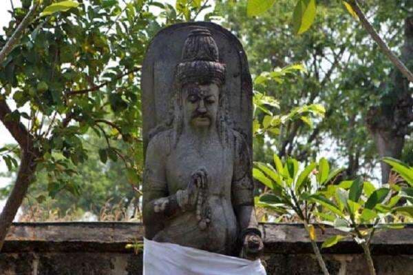 Kesaktian Mpu Bharada, Penasihat Raja Airlangga Terbang ke Bali dengan Selembar Daun Kesaktian Mpu Bharada, Penasihat Raja Airlangga Terbang ke Bali dengan Selembar Daun