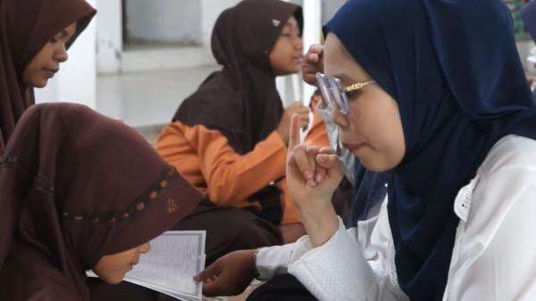 Keterbatasan Fisik Tak Jadi Rintangan Baca Alquran, Siswa Tunarungu di Aceh Belajar Pakai Bahasa Isyarat Keterbatasan Fisik Tak Jadi Rintangan Baca Alquran, Siswa Tunarungu di Aceh Belajar Pakai Bahasa Isyarat