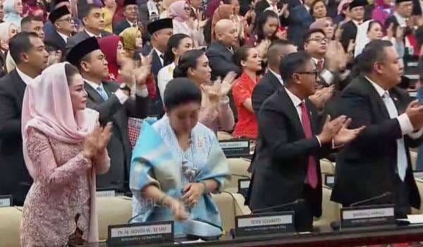 Momen Titiek Soeharto Terharu Tonton Video Capaian Prabowo di Sidang Tahunan MPR Momen Titiek Soeharto Terharu Tonton Video Capaian Prabowo di Sidang Tahunan MPR