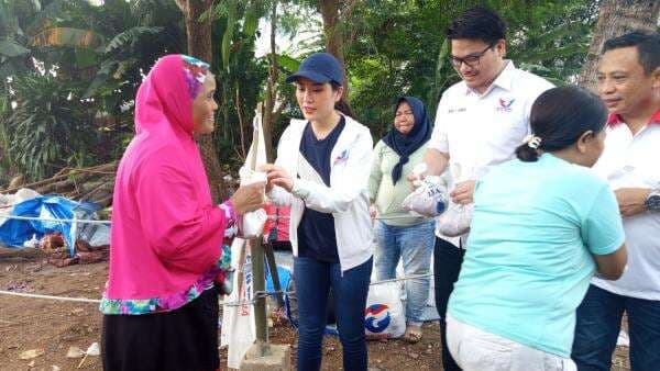 Angela Tanosoedibjo Bareng Pimpinan Perindo Berbagi Daging Kurban ke Warga Simprug Jaksel Angela Tanosoedibjo Bareng Pimpinan Perindo Berbagi Daging Kurban ke Warga Simprug Jaksel