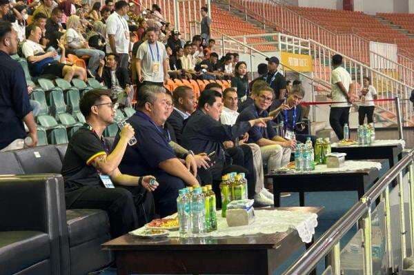 Ditemani Erick Thohir, Patrick Kluivert Pantau Laga Dewa United vs Persija Jakarta Ditemani Erick Thohir, Patrick Kluivert Pantau Laga Dewa United vs Persija Jakarta