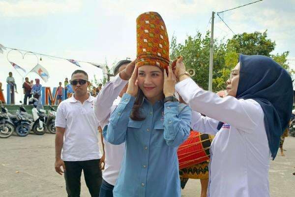Ketum Partai Perindo Angela Tanoesoedibjo Hadiri Ramah Tamah Bersama Masyarakat Lombok Utara Ketum Partai Perindo Angela Tanoesoedibjo Hadiri Ramah Tamah Bersama Masyarakat Lombok Utara