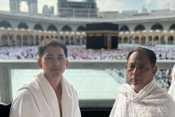 Kiki Farrel Ajak Ayahnya Umrah Setelah 22 Tahun Hidup Berjauhan Kiki Farrel Ajak Ayahnya Umrah Setelah 22 Tahun Hidup Berjauhan