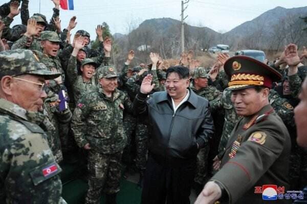 Kim Jong-un Inspeksi Unit Tank Korut yang Invasi Ibu Kota Korsel