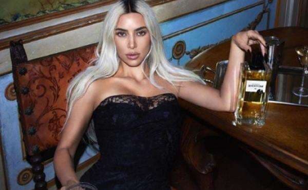 Kim Kardashian Tenteng Tas Hermes Hampir Rp1 Miliar ke Lapangan Basket, Ditaruh di Lantai! Kim Kardashian Tenteng Tas Hermes Hampir Rp1 Miliar ke Lapangan Basket, Ditaruh di Lantai!