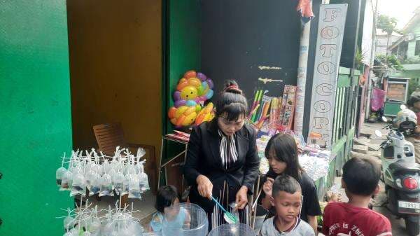 Potret Kios Mainan Pak Tarno, Ramai Pembeli di Hari Pertama Buka Potret Kios Mainan Pak Tarno, Ramai Pembeli di Hari Pertama Buka