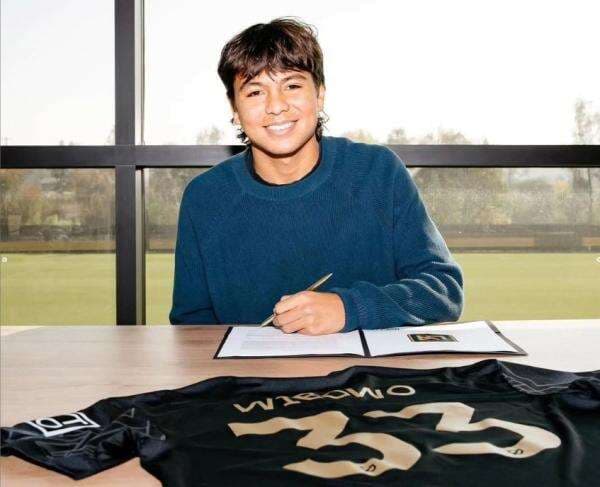 Kisah Adrian Wibowo, Pemain Berdarah Indonesia yang Promosi ke Tim Utama dan Satu Liga dengan Maarten Paes Kisah Adrian Wibowo, Pemain Berdarah Indonesia yang Promosi ke Tim Utama dan Satu Liga dengan Maarten Paes