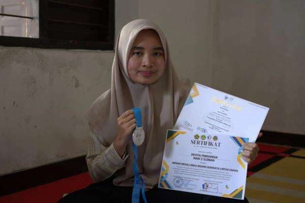 Kisah Devita, Anak Sopir Truk yang Lolos UGM dengan Subsidi UKT Penuh Kisah Devita, Anak Sopir Truk yang Lolos UGM dengan Subsidi UKT Penuh