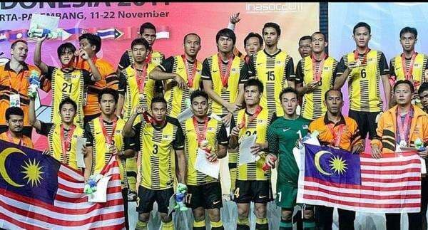 Kisah Eks Bek Timnas Malaysia yang Terang-terangan Mengaku Berdarah Indonesia di Tengah Maraknya Gelombang Naturalisasi Kisah Eks Bek Timnas Malaysia yang Terang-terangan Mengaku Berdarah Indonesia di Tengah Maraknya Gelombang Naturalisasi
