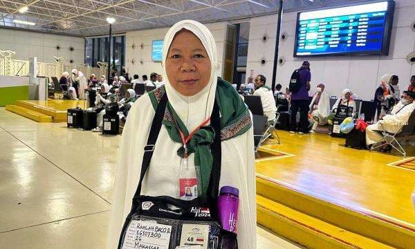 Kisah Ibu Lurah Berangkat Haji dan Doakan Warganya di Tanah Suci Kisah Ibu Lurah Berangkat Haji dan Doakan Warganya di Tanah Suci