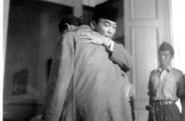 Kisah Keanehan di Balik Foto Pelukan Mesra Soekarno dengan Jenderal Soedirman Kisah Keanehan di Balik Foto Pelukan Mesra Soekarno dengan Jenderal Soedirman