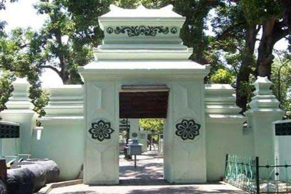 Kisah Lembu Peteng, Penguasa Madura Masuk Islam setelah Kerisnya Tak Mempan Tikam Sunan Ampel Kisah Lembu Peteng, Penguasa Madura Masuk Islam setelah Kerisnya Tak Mempan Tikam Sunan Ampel