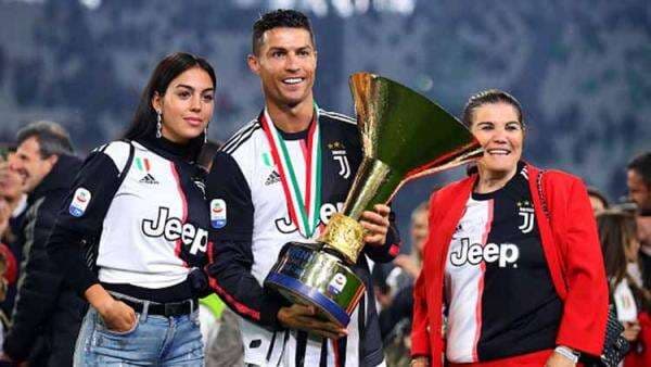 Kisah Maria Dolores Aveiro, Ibunda Cristiano Ronaldo yang Dituduh Pakai Ilmu Hitam untuk Pisahkan Georgina Rodriguez dengan CR7 Kisah Maria Dolores Aveiro, Ibunda Cristiano Ronaldo yang Dituduh Pakai Ilmu Hitam untuk Pisahkan Georgina Rodriguez dengan CR7
