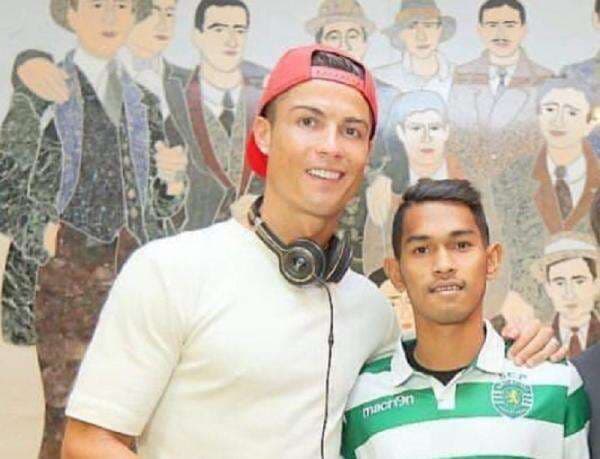 Kisah Martunis Ronaldo, Bocah Ajaib yang Selamat dari Tsunami Aceh Ini Pernah Tolak Ajakan Mulia CR7 untuk Tinggal di Inggris Kisah Martunis Ronaldo, Bocah Ajaib yang Selamat dari Tsunami Aceh Ini Pernah Tolak Ajakan Mulia CR7 untuk Tinggal di Inggris