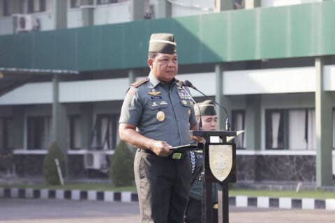 Kisah Mayjen TNI Farid Makruf, dari Jualan di Pasar Madura Kini Sandang Pangkat Bintang 2 Kisah Mayjen TNI Farid Makruf, dari Jualan di Pasar Madura Kini Sandang Pangkat Bintang 2