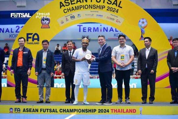 Kisah Menyentuh Wendy Brian Ick dan Ibunda, Berawal dari Lapangan Kompleks hingga Bawa Timnas Futsal Indonesia Juara Piala AFF Futsal 2024 Kisah Menyentuh Wendy Brian Ick dan Ibunda, Berawal dari Lapangan Kompleks hingga Bawa Timnas Futsal Indonesia Juara Piala AFF Futsal 2024