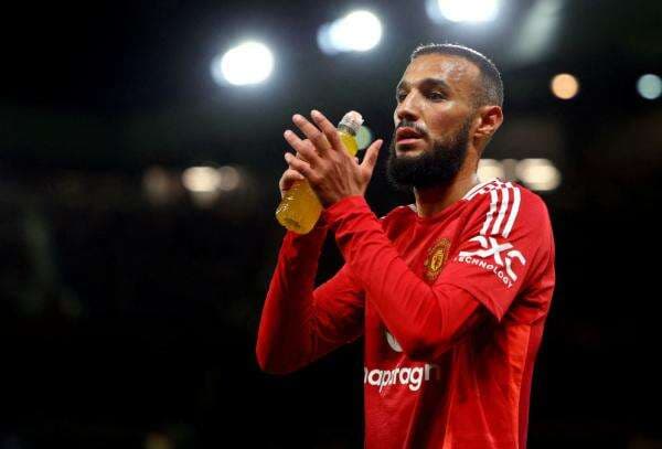 Kisah Noussair Mazraoui yang Berbuka Puasa di Old Trafford: Saat Iman dan Sepak Bola Berpadu Kisah Noussair Mazraoui yang Berbuka Puasa di Old Trafford: Saat Iman dan Sepak Bola Berpadu
