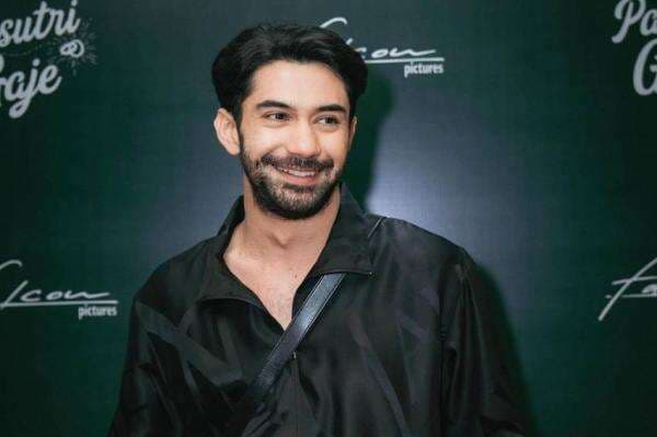 Kisah Pilu Reza Rahadian Ditinggal Ayah Sejak Usia 6 Bulan, Tidak Pernah Bertemu sampai Sekarang Kisah Pilu Reza Rahadian Ditinggal Ayah Sejak Usia 6 Bulan, Tidak Pernah Bertemu sampai Sekarang