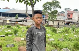 Kisah Rizal, Bocah 13 Tahun yang Mengais Rezeki dari Membersihkan Makam
