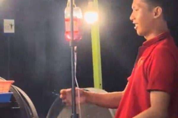 Kisah Tukang Ayam Bakar Tetap Bekerja Meski Pakai Infus Viral, Banjir Doa Kesembuhan Kisah Tukang Ayam Bakar Tetap Bekerja Meski Pakai Infus Viral, Banjir Doa Kesembuhan