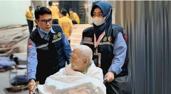 Kisah Ketulusan Tanpa Batas Yuni, Malaikat Penjaga Jamaah Haji Lansia di Tanah Suci Kisah Ketulusan Tanpa Batas Yuni, Malaikat Penjaga Jamaah Haji Lansia di Tanah Suci