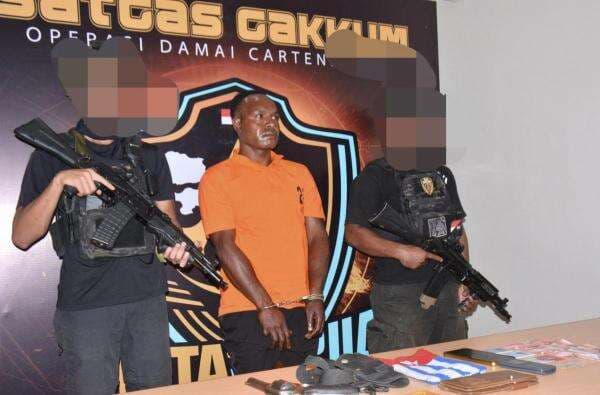 Anggota KKB Yekis Wanimbo Ditangkap, Pistol Buatan Pindad hingga 2 Kantong Emas Disita! Anggota KKB Yekis Wanimbo Ditangkap, Pistol Buatan Pindad hingga 2 Kantong Emas Disita!