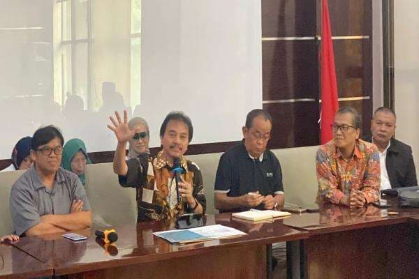 Klaim Pegang 5 Ijazah Asli Angkatan Kelulusan Jokowi, Roy Suryo: Bukan dari Universitas Pasar Pojok Klaim Pegang 5 Ijazah Asli Angkatan Kelulusan Jokowi, Roy Suryo: Bukan dari Universitas Pasar Pojok