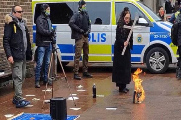 Klaim sebagai Aktivis Kristen, Wanita Ini Bakar Al-Qur'an di Swedia