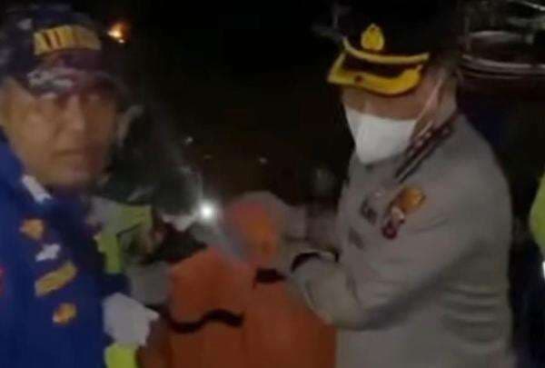 Satu Korban KMP Tunu Pratama Jaya Kembali Ditemukan, Evakuasi Berjalan Dramatis Satu Korban KMP Tunu Pratama Jaya Kembali Ditemukan, Evakuasi Berjalan Dramatis