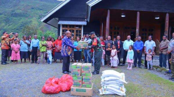 Momen Kebersamaan Kodim 1714/Puncak Jaya dengan Jamaat Gereja GIDI Mulia di Hari Paskah Momen Kebersamaan Kodim 1714/Puncak Jaya dengan Jamaat Gereja GIDI Mulia di Hari Paskah