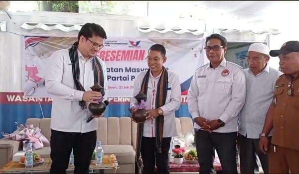 Kolaborasi dengan Universitas Bima Internasional MFH, Partai Perindo Luncurkan Kontainer Kesehatan di Mataram Kolaborasi dengan Universitas Bima Internasional MFH, Partai Perindo Luncurkan Kontainer Kesehatan di Mataram