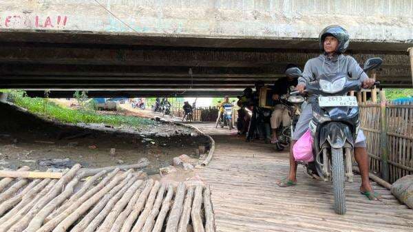 Warga Bangun Jalan Penyeberangan Darurat di Kolong Jembatan Pantura saat Arus Mudik Warga Bangun Jalan Penyeberangan Darurat di Kolong Jembatan Pantura saat Arus Mudik