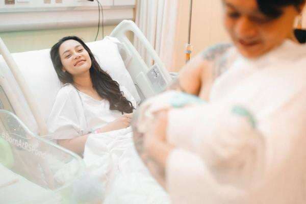 Kondisi Erika Carlina Membaik setelah Lahiran, tapi Belum Siap Bertemu Banyak Orang Kondisi Erika Carlina Membaik setelah Lahiran, tapi Belum Siap Bertemu Banyak Orang