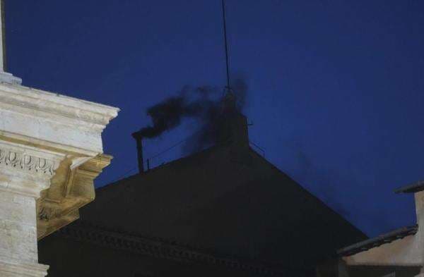 Asap Hitam Keluar, Para Kardinal Gagal Pilih Paus Baru dalam Voting Putaran Pertama Asap Hitam Keluar, Para Kardinal Gagal Pilih Paus Baru dalam Voting Putaran Pertama