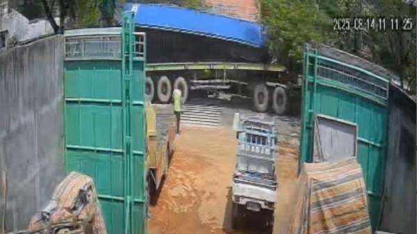 Detik-Detik Menegangkan Kontainer Jatuh di Depan SDN 1 Banjarbaru Lukai 9 Siswa Terekam CCTV Detik-Detik Menegangkan Kontainer Jatuh di Depan SDN 1 Banjarbaru Lukai 9 Siswa Terekam CCTV