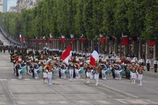 Momen Kontingen Indonesia Unjuk Gigi di Bastille Day: Prabowo Hormat, Macron Tepuk Tangan Momen Kontingen Indonesia Unjuk Gigi di Bastille Day: Prabowo Hormat, Macron Tepuk Tangan