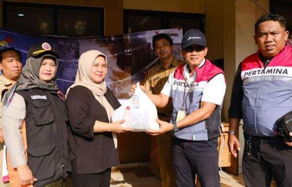 Korban Banjir di Kelurahan Cawang Terima Bantuan Sembako Korban Banjir di Kelurahan Cawang Terima Bantuan Sembako