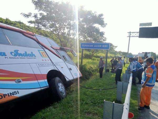 Korban Kecelakaan Bus Rosalia Indah Dievakuasi ke RSI Kendal Korban Kecelakaan Bus Rosalia Indah Dievakuasi ke RSI Kendal