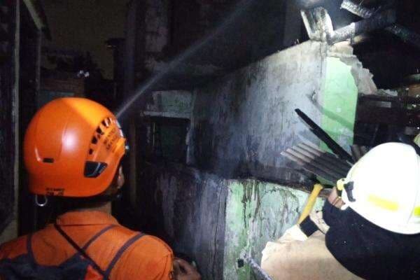 Korban Tewas Kebakaran di Tebet Dibawa ke RSCM, 30 Warga Mengungsi Korban Tewas Kebakaran di Tebet Dibawa ke RSCM, 30 Warga Mengungsi
