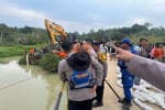 Korban Tewas Truk Terjun ke Sungai Bertambah Jadi 4 Orang, 11 Penumpang Masih Hilang Korban Tewas Truk Terjun ke Sungai Bertambah Jadi 4 Orang, 11 Penumpang Masih Hilang
