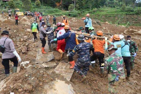 Dramatis! 2 Korban Longsor Pekalongan yang Terhimpit Bangunan Berhasil Dievakuasi Dramatis! 2 Korban Longsor Pekalongan yang Terhimpit Bangunan Berhasil Dievakuasi